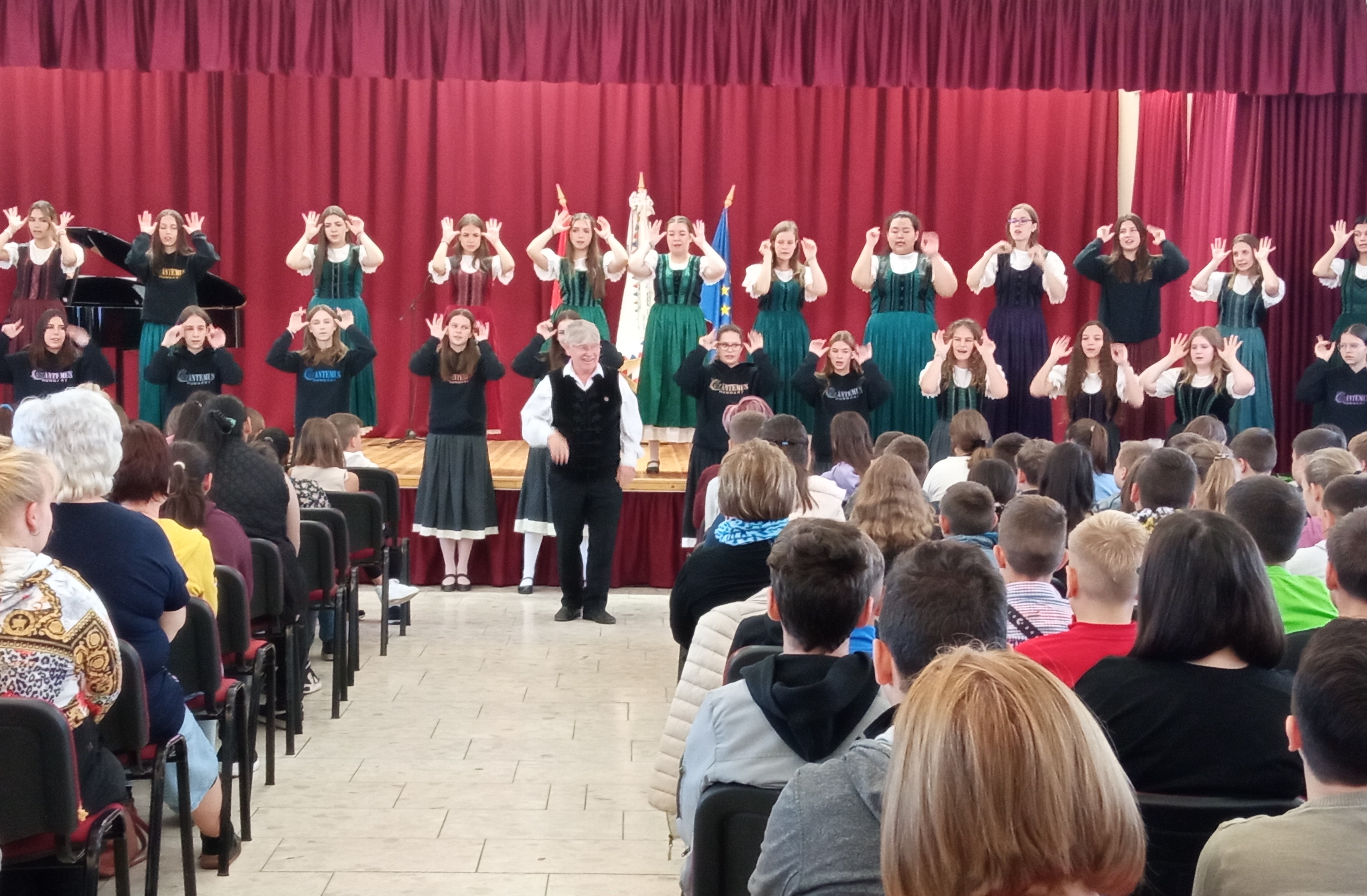 Képünk a Hajdúdorogi Móra Ferenc Általános Iskola és Alapfokú Művészeti Iskolában tartott fellépésen készült, színpadon a Cantemus Kórus - Fotó: Magánarchívum