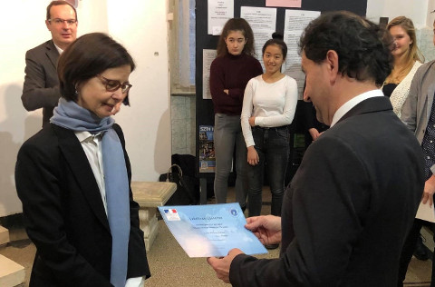 Az oklevelet Franciaország magyarországi nagykövete, Pascale Andréani asszony adta át az iskolában 2018. december 8-án.