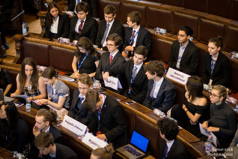 A diákok egy-egy ország álláspontját képviselik a viták során.