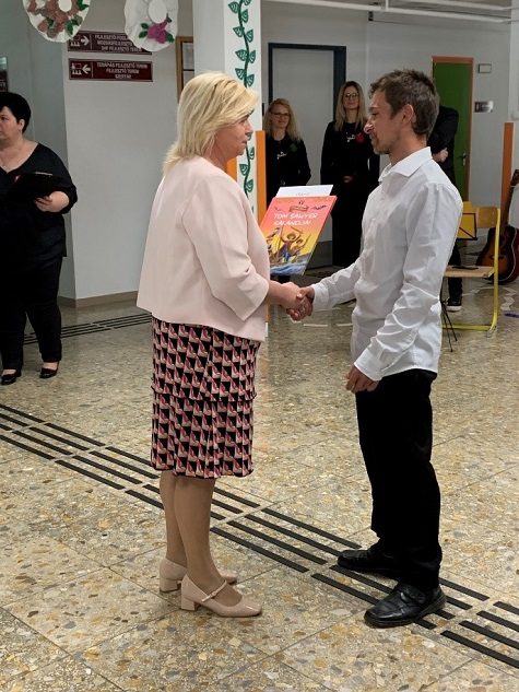 Sinka Szilvia Krisztina gratulált a kiemelkedő teljesítményt elérő szavalóknak  (Bogdán Roland II. helyezett, Somogyvár)