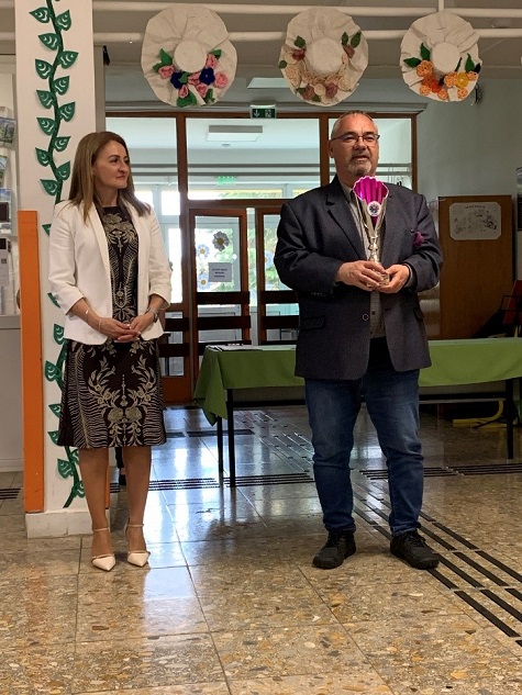 Kovács Attila főigazgató (Bárczi EGYMI) vette át a vándorkupát  Beznicza Adrienn főigazgatótól (Éltes EGYMI)