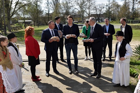A képen balról jobbra: Bajzikné Patak Ágota igazgató, Jakab Csongor polgármester, Dr. György László kormánybiztos, Szászfalvi László országgyűlési képviselő