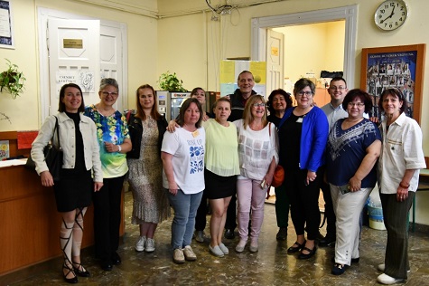 A szervező iskola pedagógusainak egy része-rendezvényszervezés közben Balról hátsó sor: Godóné Mayer Emese, Horváth Virág, Kovács-Fejér Eleonóra, Vikol Judit, Garamvölgyi Attila, Tormáné Bukucs Rózsa, Kerekes Béla Szabolcs Balról első sor: Maurer Ágnes, Tölgyesi Rita, Kokas Ferencné, Szabó Klaudia, dr. Farkasné Nagy Gabriella, Kemény-Nagy Zsuzsanna