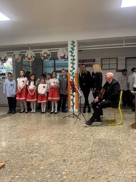 Ünnepi műsor Kocsis Klaudia, Vajdáné Bozsóki Bernadett, Bulicsek Zsolt pedagógusok és a 3-4. osztály közreműködésével